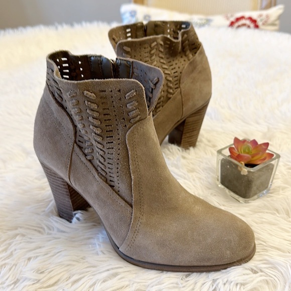 Vince Camuto Fenyia Tan Wild Mushroom Suede Heel Ankle Bootoe women size 7 - Picture 5 of 8